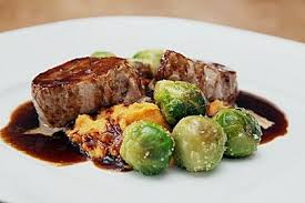Schweinefilet Auf Susskartoffelpuree Mit Lebkuchenjus Und Rosenkohl Rezept Schweinefilet Rezepte Schweinefilet Und Rezepte