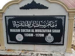 Oppførte den første sultanen av kedah som sultan mudzafar shah i århundrer før oppdelingen av det abbasidiske kalifatet i forskjellige sultanater. Relax Lah Jejak Sejarah Makam Sultan Muzaffar Shah 1