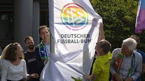 Uefa und die regenbogenfahne warum der fußball mehr schwule braucht die uefa verschanzt sich hinter ihre statuten und verbietet, dass das münchner stadion in regenbogenfarben leuchtet. Zeichen Fur Vielfalt Regenbogenfahne Vor Dem Dfb Dfb Deutscher Fussball Bund E V