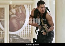 WHITE HOUSE DOWN, Channing Tatum (wife-beater), Jamie Foxx (loose tie),  2013. ph: Reiner Bajo/©Columbia Pictures/Courtesy Stock Photo