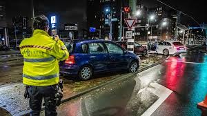 Twee mannen raakten bij het vuurgevecht gewond en zijn door de politie aangehouden. Politie Schiet Op Overvallers Na Achtervolging In Den Haag Politie Schietpartij Denhaag Overval Oozo Nl