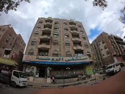 الموقع تقع تعز جنوب غرب اليمن، على مسافة 256 كيلومترا إلى الجنوب من العاصمة اليمنية صنعاء، في حضن جبل صبر الذي يبلغ ارتفاعه عن سطح البحر نحو ثلاثة آلاف متر. ØªØ¹Ø² Ø§Ù„Ø¢Ù† Taiz Now Twitter