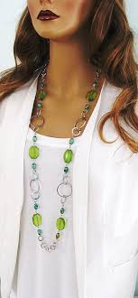 Long Green Necklace Green Beaded Necklace By Ralstonoriginals Avec Images Collier Perle Collier Long Bijoux Collier