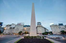 Located in the plaza de la república in the intersection of avenues corrientes and 9 de julio, it was erected in 1936 to commemorate the quadricentennial of the first foundation of the city. Der Obelisk El Obelisco In Buenos Aires Redaktionelles Stockbild Bild Von Besichtigung Amerika 38340579
