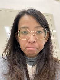 巴毛律師混酥團- 這是一名昨天看氣象說今天有冷氣團會大降溫穿了發熱衣跟毛衣跟大衣（等等還要套一件律師袍上去）...