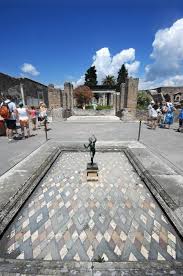 Diese stand ursprünglich in dem nach ihr benannten „haus des fauns, das beim ausbruch des vesuvs im jahr 79 nach christus verschüttet wurde. Pompeji Haus Des Fauns Aufnahmedatum 24 Juli 2011 Staedte Fotos De