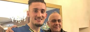 Andi avdi zeqiri (lindur më 22 qershor 1999) është një futbollist profesionist kosovar që luan si një qendërsulmues për klubin zviceran lausanne. Andi Zeqiri Hat Sich Noch Nicht Fur Den Kosovo Entschieden