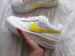 La silhouette est composée d'un upper mélangeant des empiècements de cuirs couleur ivoire, bleu turquoise et mauve! Nike Air Force One Shadow Yellow Novocom Top