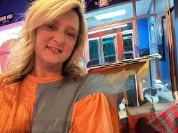 Can someone add my great grandmother to the picture with my mom please!