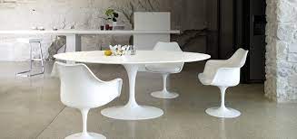 The chair has the smooth lines of modernism and was experimental with materials for its time. The Bloom That Doesn T Fade Saarinen S Tulip Table And Chairs