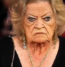 Alzada, Montana, 1914 Dos mujeres posan con su equipaje en una diligencia  abierta. Este tipo de vagón se conocía habitualmente como vagón de montaña  o vagón de plataforma, y sólo se utilizaba