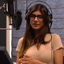 Mia Khalifa filmed a porn scene where she was wearing a hijab. - BBC News