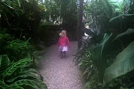 Der garten ist liebevoll mit brücken und überwegen, bänken und anhöhungen gestaltet. Ideas4parents
