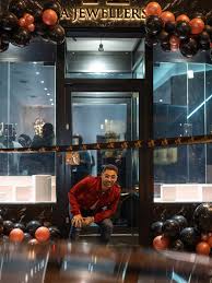 What kind of diamond is in hatton garden engagement ring? A Jewellers Makes Its Mark In Hatton Garden News Distribution 1184511