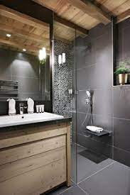 Le violet se mari très bien avec un meuble blanc, noir ou gris de préférence laqué. Salle De Bain Avec Un Carrelage Noir Photos Et Idees Deco De Salles De Bain Avril 2021 Houzz Fr