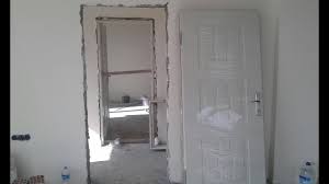 Kapıyı, alt kenarın altında iki küçük blok ve üst kenar ile duvar arasında üçüncü bir blokla duvara yaslayın. Amerikan Kapi Montaji Youtube