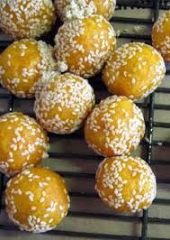 Kuih Bom Keledek Translated From Malay To English Is Sweet Potato Bombs These Would One Of The Items Prohibited To Be Hand Car Kuih Bom Food Traditional Food