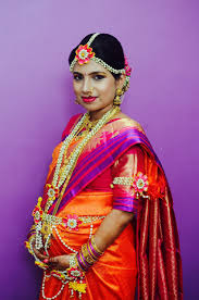 Cute Looking Mom To Be Adorned With Fresh Flower Jewellery By Anoo Flower Jewellery Buy Beautiful Fl Fresh Flower Jewelry Real Flower Jewelry Flower Jewellery