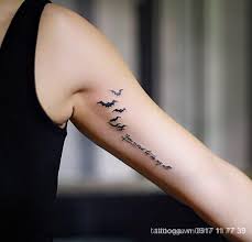 Cô còn xăm một số ký tự lên tay, vai, ví dụ dòng chữ mẹ là trái tim giữ cho tôi sống. Nhá»¯ng Máº«u Hinh XÄƒm Chá»¯ Tiáº¿ng Anh Ä'áº¹p Cho Cáº£ Nam Va Ná»¯