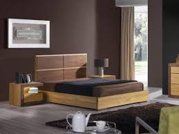 La tête de lit est donc l'orme massif utilisé ici est un bois dur, à l'odeur agréable et persistante. Cadre De Lit Ruban En Chene Massif Et Bois De Noyer Meubles Bois Massif