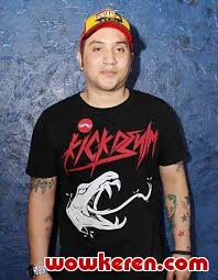 Gary iskak jadi dekat istri dan keluarga, kenapa? Gary Iskak Jadi Banci Lagi Di Pokun Roxy