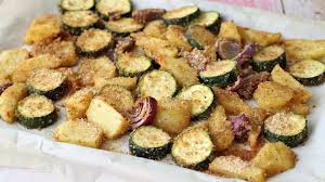 Recette Courgettes Pommes De Terre Au Four Tellement Delicieuses Et Croustillantes Tonmag Recette En 2020 Courgette Pomme De Terre Pomme De Terre Au Four Recette Avec Courgette