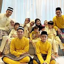 Industri hiburan kini dikejutkan lagi dengan pergaduhan antara sharnaaz dan pasangan suami isteri nisdawati & fauzi nawawi. Memey Suhaiza Perampas