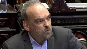 Fernando adolfo iglesias (ciudad autónoma de buenos aires, 14 de mayo de 1957) es un político, periodista, escritor, licenciado del programa alto rendimiento deportivo y exentrenador de vóley argentino.desde 2017 se desempeña como diputado por la ciudad autónoma de buenos aires por cambiemos, actual juntos por el cambio.entre 2007 y 2011 había ocupado una banca en representación de ese. Juntos Por El Cambio Repudio La Agresion Del Diputado Vivero A Fernando Iglesias Politica Diario La Prensa