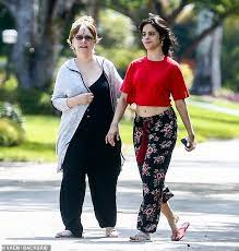 The video was officially uploaded on february 27, 2018, on cabello's personal youtube channel. Camila Cabello Geniesst Einen Morgendlichen Spaziergang Mit Ihrer Mutter Wahrend Zu Hause In Florida Aktuelle Boulevard Nachrichten Und Fotogalerien Zu Stars Sternchen