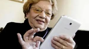 Se cansa de soltería de nieto y le crea perfil de Tinder; lo tacha de flojo 