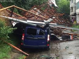 Furtună extremă la cluj, oameni răniți, mașini distruse, intervențiile au . Trei MaÈ™ini Turtite De Un Copac Doborat De FurtunÄƒ Ziar Gazeta De Cluj