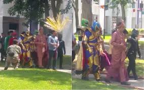 Nonton black panther (2018) t'challa, pewaris kerajaan wakanda yang tersembunyi namun maju, harus melangkah maju untuk memimpin rakyatnya menuju masa depan yang baru dan harus menghadapi penantang dari masa lalu negaranya. Watch A Malay Wedding Procession Featuring Black Panther Green Ranger And More Costumed Characters As Escorts Coconuts Singapore