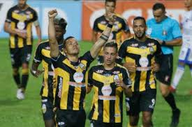 Jorge recalde (olimpia) right footed shot from outside the box is just a bit too high from a direct free kick. L2uhi5vfg6evlm