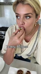 tantalizingly tasty turkey burgers loaded with all the spare veggies — and  kids love them too! give them a try 🤌 #turkeyburger #quickmeals