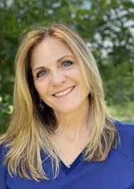 Cari Hill's Instagram, Twitter & Facebook