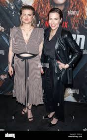 Leslye Headland And Rebecca Henderson Attend The Red Carpet Premiere Of Russian  Doll Seasonsexiezpix Web Porn