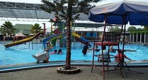 Kalau kamu mau yang lebih wah, datang saja kesini pada malam hari. Telogo Sewu Pasuruan Kolam Renang Konsep Alami