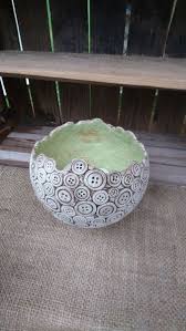 Grosser Kugeliger Ubertopf Im Knopfdesign Aus Hellem Ton Modelliert Und Mit Oxyd Und Tondicht Behandelt Innen Grun Braun Gla Ubertopf Topferei Designs Diy Vase