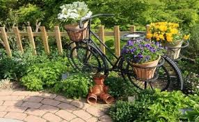 Garten Ideen Altes Fahrrad Deko Tontopfe Mannchen Amenagement Jardin Jardin Contemporain Deco Jardin