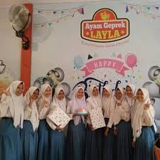Sma/smk, s1 atau sedang kuliah lowongan bisa dikirimkan secepatnya ke alamat : Ayam Geprek Layla Warujayeng Restoran