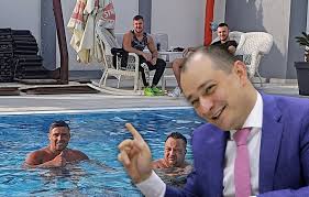 Pagina web oficială a primăriei sectorului 2 bucurești cu informaţii utile despre administraţia publică locală. Gruparea Goleac Primarul Psd BÄluÈÄ Se AfiÈeazÄ Cu Mafia Èef Din PoliÈia LocalÄ Sector 4 La Piscina Din Curtea Casei Liderului Clanului Sportivilor Libertatea