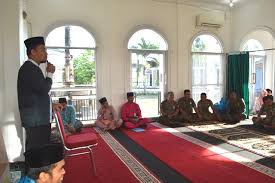Cara mensyukuri nikmat yang allah berikan kepada kita adalah dengan melakukan amal shaleh dan beribadah kepada allah. Cara Mensyukuri Nikmat Allah Swt