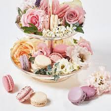 Laduree Et Les Fleurs C Est Une Grande Histoire D Amour La Maison Revisite Les Parfums De Ses Patisseries Et Macarons Au F Table Decorations Decor Home Decor