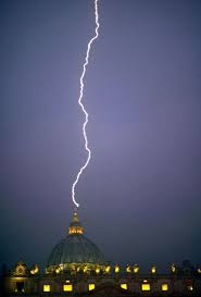 Columns from the jefferson memorial frame the lightning photo. 10 Most Impressive Photos Of Lightning Striking Famous Places Lightning Strike Bolt Christ The Redeemer Statue Oddee