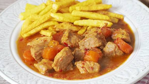 Un guiso de carne tradicional, lo acompañas de unas patatas fritas o al horno y tienes un espectáculo de plato. La carne queda tierna que se deshace y la salsa para mojar pan sin arrepentiemiento. , ...