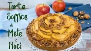 Sbattere le uova con lo zucchero, aggiungere burro, latte, mascarpone, farina, scorza di limone, lievito e le mele tagliate a. Torta Soffice Di Mele E Noci Ricetta Facile Youtube