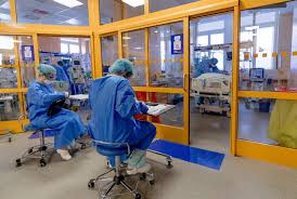 Vláda projednávala i pracovní povinnost pro studenty medicíny i zavedení povinné práce z. Riskli Jsme To Studentum Mediciny Konci Pracovni Povinnost Kde Vsude Proti Epidemii Bojovali Irozhlas Spolehlive Zpravy