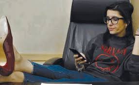 Judah dadone is a composer, known for lol (2012), tanner hall (2009) and tell me who (2009). Fabiana Dadone Tacchi A Spillo E Piedi Sulla Scrivania La Grillina Che Confonde Il Ministero Con La Sua Camera Da Letto Libero Quotidiano