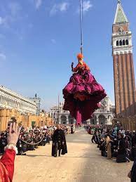 Lombardia, marche, piemonte, la provincia di frosinone e tre dell'emilia arancioni. Ecco L Angelo Che Atterra Sul Palco Di Piazza San Marco Volo Dell Angelo Carnevale Di Venezia 2017 Venedig