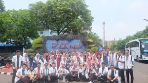 Nama perusahaan ini pada awalnya adalah nv chemicalien handle rathkamp & co. Mahasiswa Profesi Apoteker Unhas Praktik Industri Di Pt Kimia Farma Tribun Timur